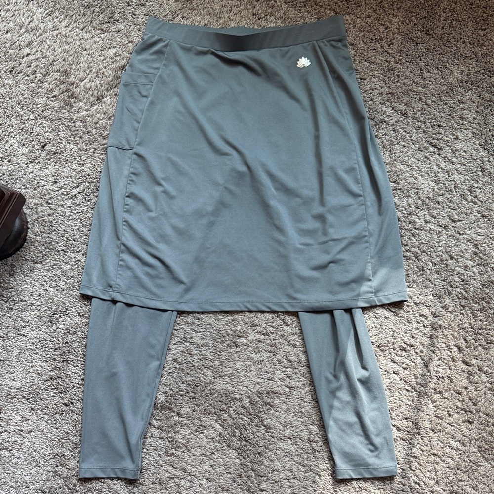 New Gray Snoga Athletics Women's Skirt with Leggings Size Large